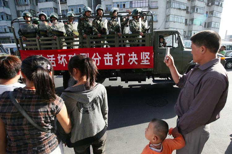 Kinesiske soldater i gaden i byen Urumqi i Xinjiang-provinsen. 
