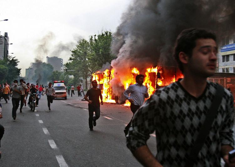 Protesterne efter præsidentvalget i Iran 12. juni fortsætter. Her er det tilhængere af den slagne oppositionsleder, Mir Hossein Mousavi, i oprør dagen efter valget. Arkivfoto. 