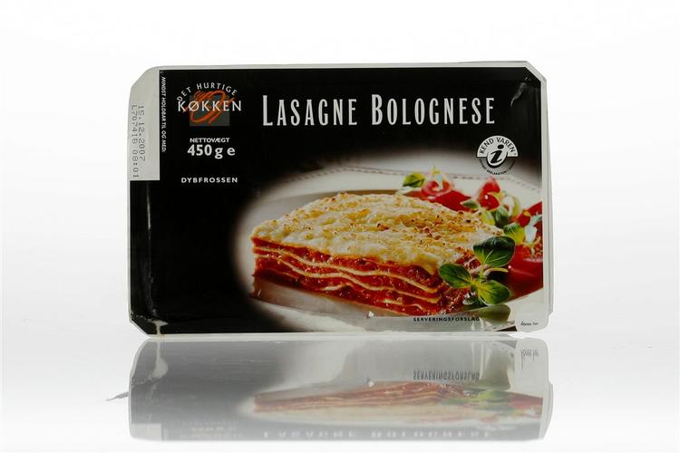 Den frosne lasagne fra køledisken er ikke steget lige så meget i pris som sunde råvarer er. Alligevel kan det både økonomisk og sundhedsmæssigt stadig bedst betale sig at lave lasagnen selv. 