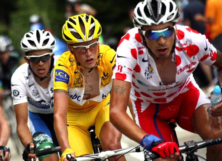 Michael Rasmussen, i midten, vender tilbage i cykelsporten ved et gadeløb i Kjellerup 29. juli. Arkivfoto. 