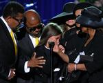 Paris Katherine Jackson støttes efter sin korte, men rørende tale af resten af Jackson-familien. Arkivfoto. 
