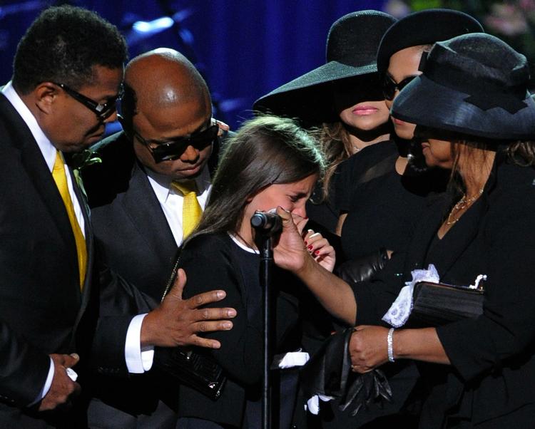 Paris Katherine Jackson støttes efter sin korte, men rørende tale af resten af Jackson-familien. Arkivfoto. 