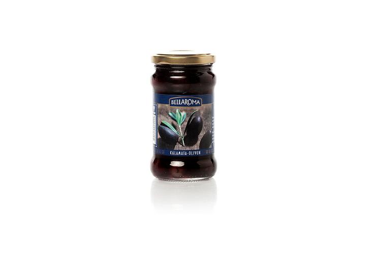 Bellaroma kalamata-oliven  180 g for 21,95 kr. i SuperBest Kilopris: 121,94 kr. Lars Sonne Hansen: »Matsorte oliven med duft af stald. Kraftig smag. Salt, mildt syrlig med ’staldsmag’. Sej og gummiagtig. En god oliven, men ikke klassisk kalamata«. Betina D. Jensen: »Blød og bitter, men smager godt«. Christian Thesmer: »For blød og salt i smagen«. Marie Thesmer: »Ser tør ud, men er saftig. Sødlig og mild smag«. 