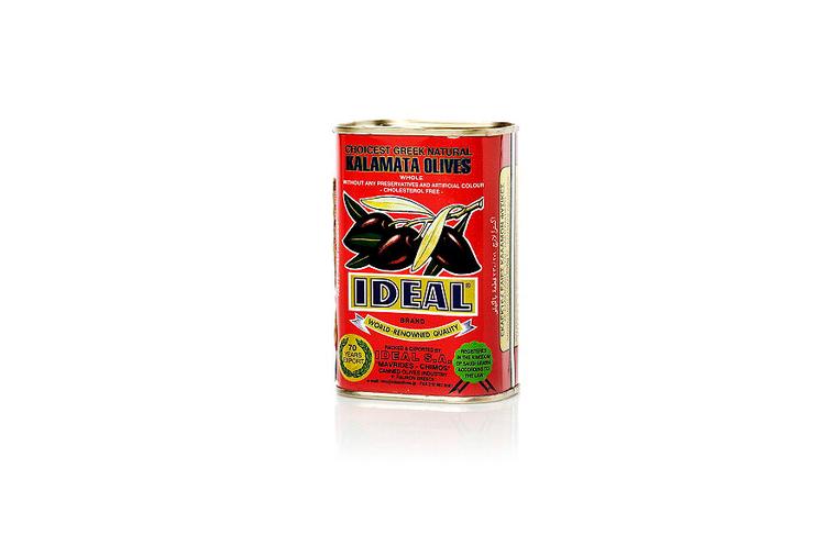 ideal Kalamata Olives  250 g for 27,95 kr. i SuperBrugsen Kilopris: 111,80 kr. Lars Sonne Hansen: »Blanke oliven med mild duft. God og kraftig smag, mere spansk end græsk. Ingen syrlighed. Blød, men med o.k. bid«. Betina D. Jensen: »Lækker og blød. Ser indbydende ud. Alt for stærk i smagen«. Christian Thesmer: »Stærk og bitter med dårlig eftersmag«. Marie Thesmer: »Bitter, ikke så god smag. Blød. For meget olie«. 