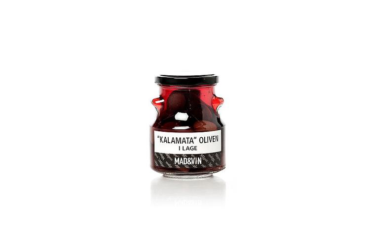 Kalamata oliven i lage  170 g for 24,50 kr. i Mad &amp; Vin Kilopris: 144,12 kr. Lars Sonne Hansen: »Rødlig, mat og tør med snit i skrællen, som gør det let at få stenen ud. God kraftig smag. For syrlig. Blød uden bid«. Betina D. Jensen: »Fesen farve. Sur smag, men god eftersmag«. Christian Thesmer: »Meget blød og let sur. Ser ikke appetitlig ud«. Marie Thesmer: »Sur og bitter på den gode måde«. 
