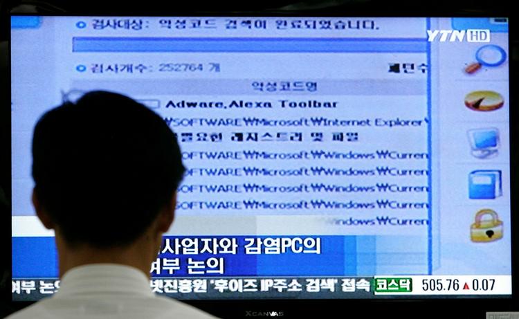En ansat ved de sydkoreanske myndigheder for bekæmpelse af cyberterror ser nyheder om angrebet. 