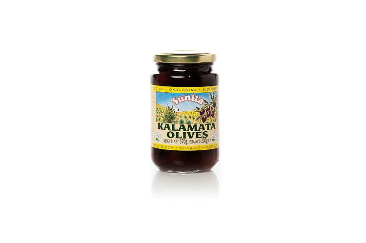Sunita Kalamata Olives  Økologiske 200 g for 30 kr. i Irma Kilopris: 150 kr. Lars Sonne Hansen: »Flot blank oliven med farvespil og mild duft. Kraftig, behagelig smag. Oreganosmag. Savner syrlighed. Saftig med godt bid«.  Betina D. Jensen: »Lidt tør i det. Sur smag«. Christian Thesmer: »Dårlig eftersmag. Melet og blød«. Marie Thesmer: »Harsk smag, lidt af ost. Eftersmag af mild benzin«. 