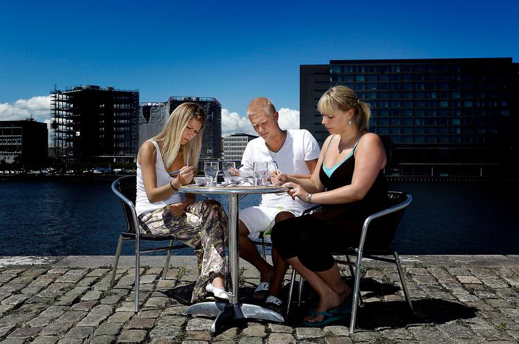 Bitter smag kan både være et plus og et minus, når det handler om kalamata-oliven, konstaterer forbrugerholdet. Fra venstre: Betina D. Jensen, Christian Thesmer og Marie Thesmer. 