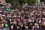 Fordi alle arbejdende fotografer, kameramænd og journalister er blevet smidt ud af Iran eller fængslet, stammer dette billede af demonstranterne fra 18. juni fra Irans statslige tv-station. 