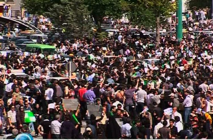 Fordi alle arbejdende fotografer, kameramænd og journalister er blevet smidt ud af Iran eller fængslet, stammer dette billede af demonstranterne fra 18. juni fra Irans statslige tv-station. 