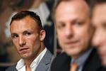 Mikkel Kessler (tv) til dagens pressemøde sammen med repræsentanterne fra de nye tyske arbejdsgivere fra Team Sauerland. 