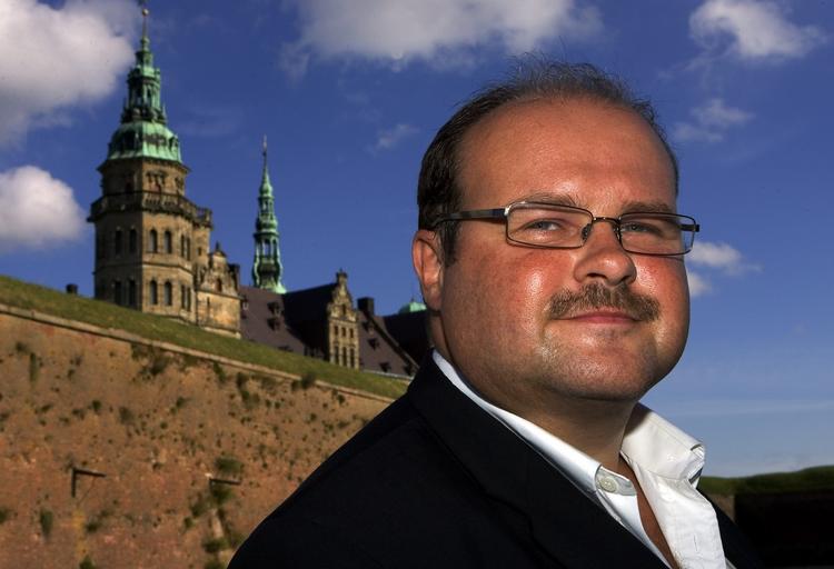 I fire år har Søren Søndergaard været pressechef for Pia Kjærsgaard og de øvrige DF-politikere. Han afviser at stille krav til medierne. 