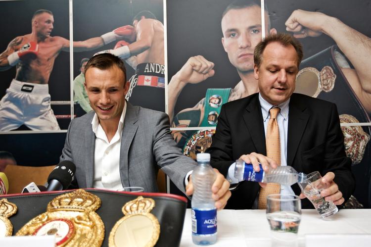Mikkel Kessler (tv) og Chris Meyer fra Team Sauerland ved dagens pressemøde om bokserens fremtid. 