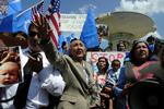 Præsidenten for 'Uighurernes Verdenskongres', Rebiya Kadeer, ved en protest i Washington tirsdag 7. juli. Hun bliver sammenlignet med Dalai Lama af Kinas kommunistiske parti. 