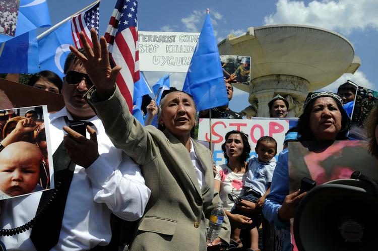 Præsidenten for 'Uighurernes Verdenskongres', Rebiya Kadeer, ved en protest i Washington tirsdag 7. juli. Hun bliver sammenlignet med Dalai Lama af Kinas kommunistiske parti. 