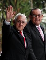 Honduras midlertidige præsident, Roberto Micheletti (til venstre) sammen med nobelprisvinderen og præsident i Costa Rica, Rodrigo Arias, i lufthavnen inden møderne. 