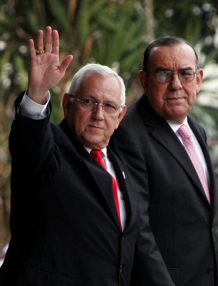 Honduras midlertidige præsident, Roberto Micheletti (til venstre) sammen med nobelprisvinderen og præsident i Costa Rica, Rodrigo Arias, i lufthavnen inden møderne. 