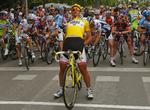 Fabian Cancellara strækker ud kort før start på dagens etape. 