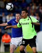Randers' Ricki Olsen (th) i kamp med Linfields Mark McAllister. Ricki Olsen scorede kampens første mål. 