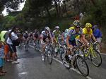 Lance Armstrong og Fabian Cancellara skal til at vænne sig til at køre opad i den kommende tid, og der er amerikaneren formentlig den stærkeste. Her kører de op ad Sant Vicenc de Montalt torsdag. Foto: Bas Czerwinski/AP 