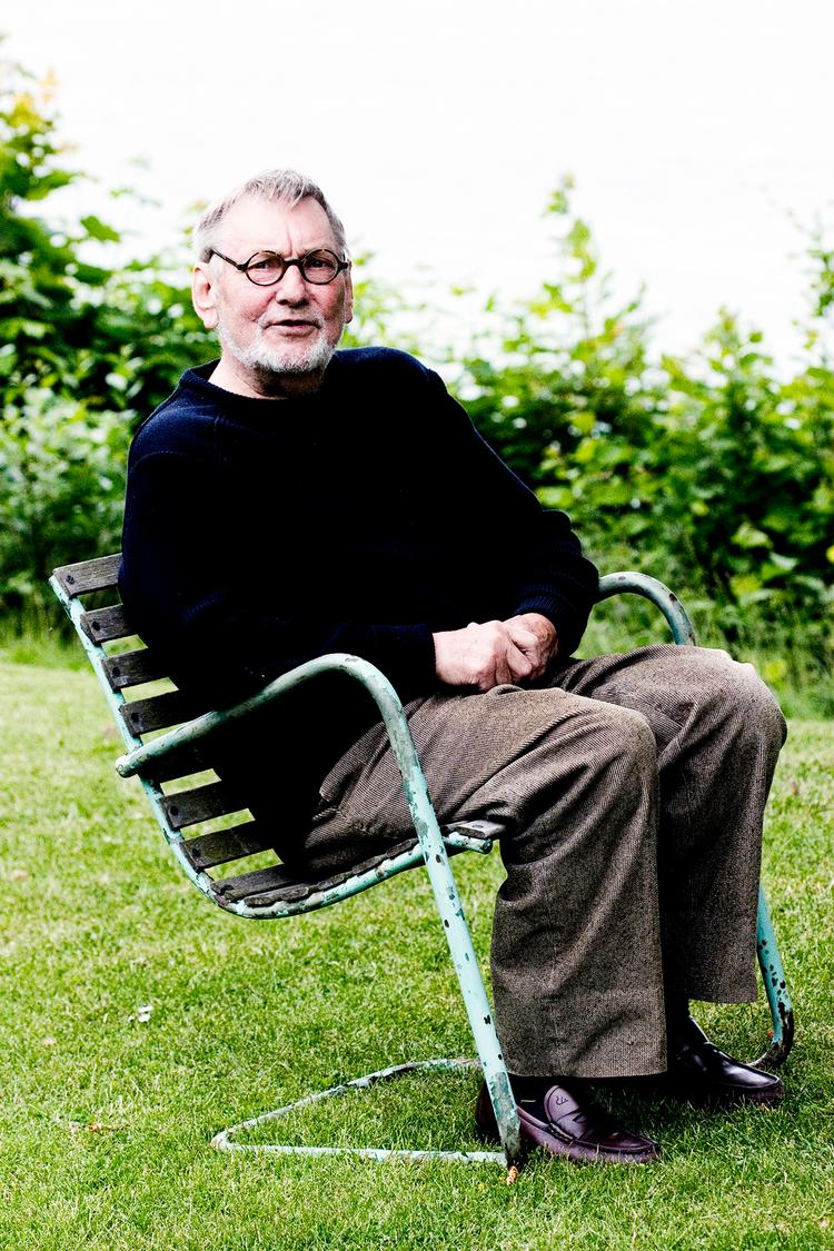 Naturens Inspiration. I øjeblikket arbejder Ole Palsby blandt andet på en møbelserie, hvor snefnug og regndråber indgår i æstetikken. Den lille runde plads foran huset (t.h.) er formet som en perfekt cirkel stramt afgrænset fra det bølgende græs af en nedgravet jernskinne. 