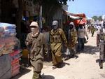 Al-Shabaab-militsen kontrollerer store del af Mogadishu, her patruljerer de et marked i Somalias hovedstad. 