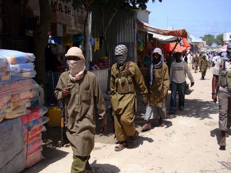 Al-Shabaab-militsen kontrollerer store del af Mogadishu, her patruljerer de et marked i Somalias hovedstad. 