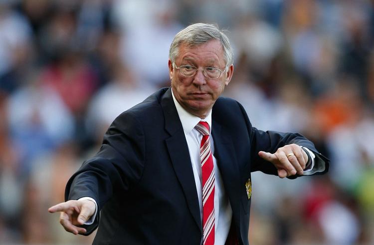 Sir Alex Ferguson gestikulerer under en Premier League-kamp. Hans telefonbeskeder til Gordon Taylor er blevet aflyttet ulovligt af Murdoch-avis. 