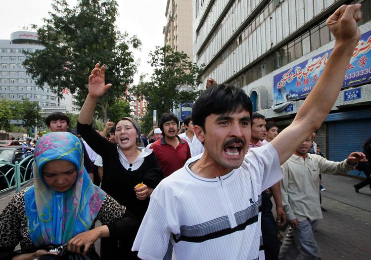 Uighuer er på gaden i protest i den kinesiske by Urumqi. 