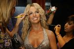 Fotograferne tager ingen billeder fra Britney Spears-koncerten i aften i Parken. Så her er hun - i voks på Madame Tussauds Voksmuseum i London. 