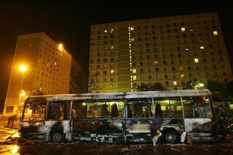 I 2006 brændte Paris' forstæder. Nu har en ung mands død i politiets varetægt igen skabt ballade i området omkring den franske hovedstad. Arkivfoto. 