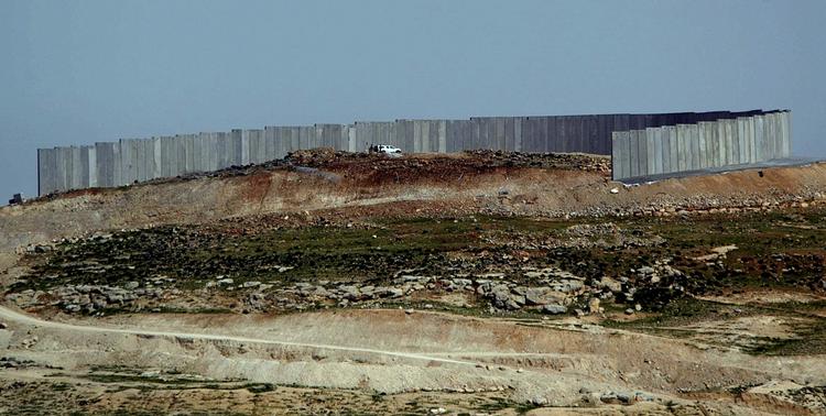 Udsigten til den otte meter høje mur fra den palæstinensiske by Sheik Saad. Den Internationale Domstol erklærede muren ulovlig for fem år siden, men Israel fortsætter udbyggelsen. 