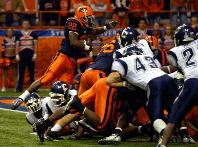 Curtis Brinkley øverst til venstre i aktion for sit tidligere hold Syracuse, som han netop har forladt. Arkivfoto. 