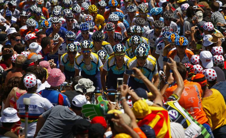 Astana-rytterne har flere af favoritterne til den samlede sejr, men Team Saxo Banks Andy Schleck mener, at Alberto Contador fik lov at tage pace fra en motorcykel i sit udbrud. 