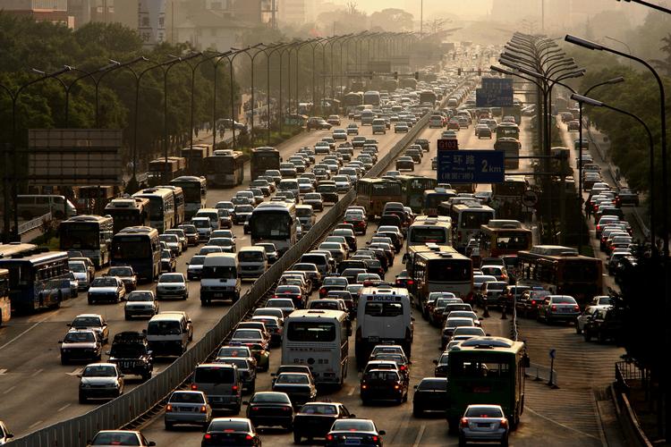 SMOGFYLDT. Det er vanskeligt at se, hvordan transportsektoren i Danmark og resten af verden kan levere 40 pct. CO2-reduktion i 2020 med det nuværende transportmønster. Her er vi f. eks. i Kina, hvor bilparken bare vokser og vokser. Foto: Jacob Ehrbahn 