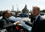 Ari Vatanen (th.) hilser på Ferraris præsident Luca di Montezemolo, der gerne ser en ny mand i spidsen for Fia. Arkivfoto. 