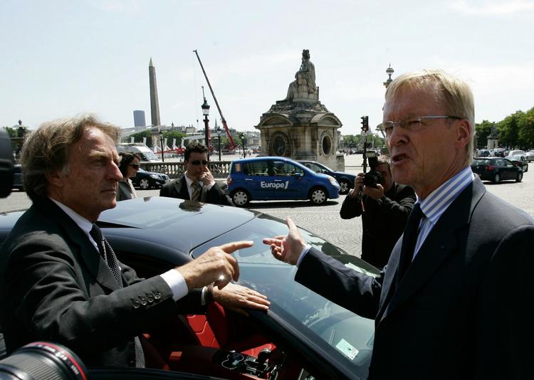 Ari Vatanen (th.) hilser på Ferraris præsident Luca di Montezemolo, der gerne ser en ny mand i spidsen for Fia. Arkivfoto. 