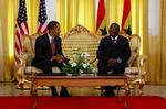 To præsidenter fra hvert deres kontinent mødes. Ghanas præsident, John Atta Mills (th), siger, at USA's præsident Obamas besøg i landet skalber mange positive signaler. 
