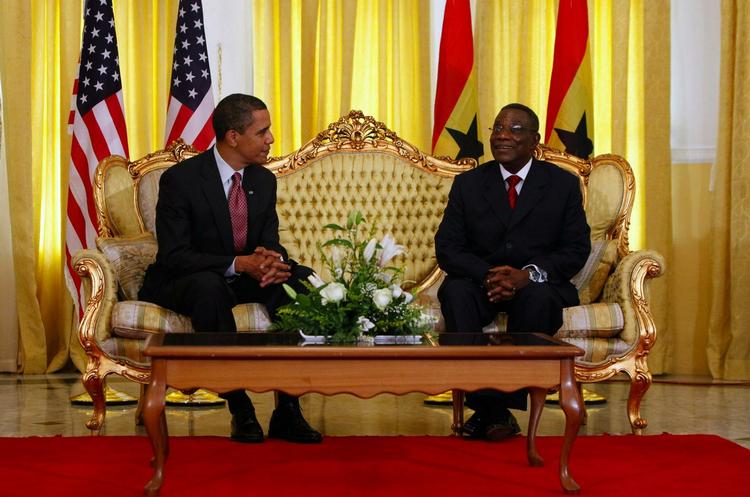 To præsidenter fra hvert deres kontinent mødes. Ghanas præsident, John Atta Mills (th), siger, at USA's præsident Obamas besøg i landet skalber mange positive signaler. 