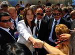 Carla Bruni på en privat tur i jordskælvsområdet i Italien. 