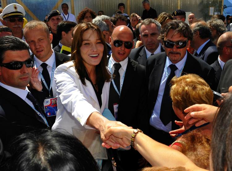 Carla Bruni på en privat tur i jordskælvsområdet i Italien. 