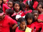 Pigeklubben i Cazenga på vej ud for at oplyse om aids i et slumkvarter i Luanda. Til daglig går de på byens Tvinddrevne skole. Foto: Dorrit Saietz 