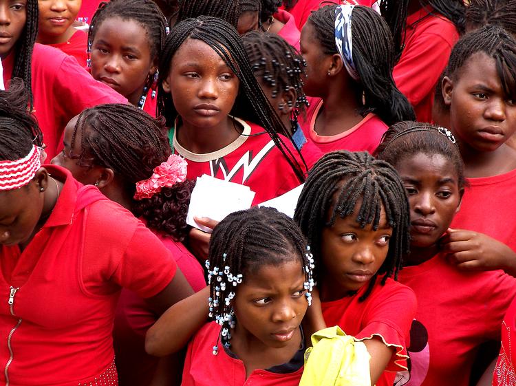 Pigeklubben i Cazenga på vej ud for at oplyse om aids i et slumkvarter i Luanda. Til daglig går de på byens Tvinddrevne skole. Foto: Dorrit Saietz 