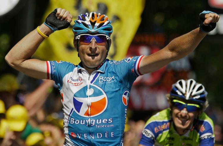 Pierrick Fedrigo kører jublende over måstregen for næsen af italieneren Franco Pellizotti. 