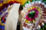 En slægtning til han-kinesere, der har mistet livet under urolighederne i Kinas Xinjiang-region, i sorg ved deres begravelse 
