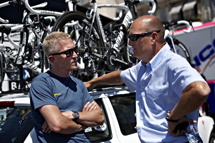 I modsætning til Brian Holm (th.), der er sportsdirektør for Team Columbia-HTC, har Bjarne Riis og Team Saxo Bank endnu ingen etapesejre i årets Tour de France. Arkivfoto. 