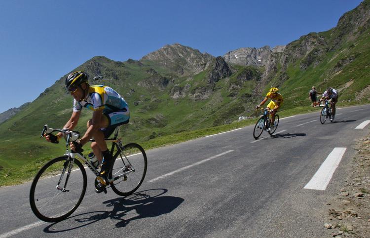 Lance Armstrong (forrest) føler sig stærk, men han vil ikke følge efter Contador, hvis spanieren stikker af. 