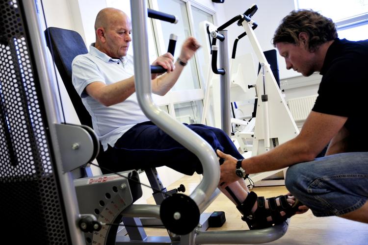 58-årige Per Yde Eriksen har i et år kæmpet for at komme til at gå og tale igen efter en hjerneblødning. 