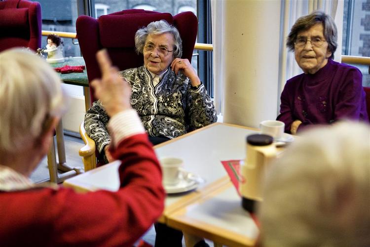 Ældre kan ikke regne med at få hjælp til madlavning og rengøring i 2013, forudser Kommunernes Landsforening. Arkivfoto. 