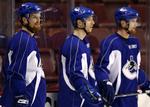 Ifølge Vancouver Canucks' General manager, Mike Gillis, kan Jannik Hansen (i midten) blive lige så god som de svenske brødre Daniel (tv.) og Henrik (th.) Sedin. Arkivfoto. 
